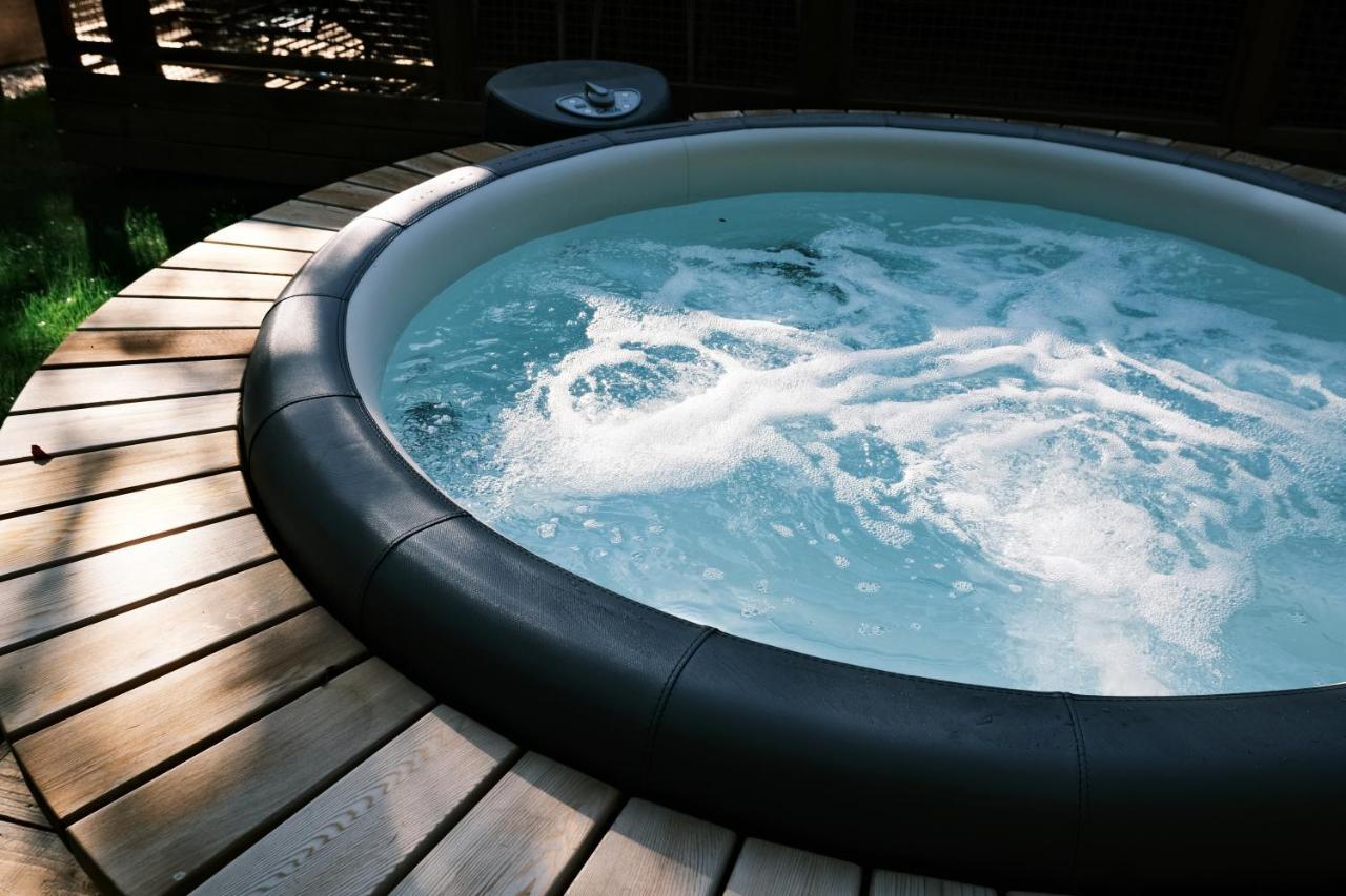 Lodge Avec Spa Privatif - Foret Et Lac Liginiac エクステリア 写真